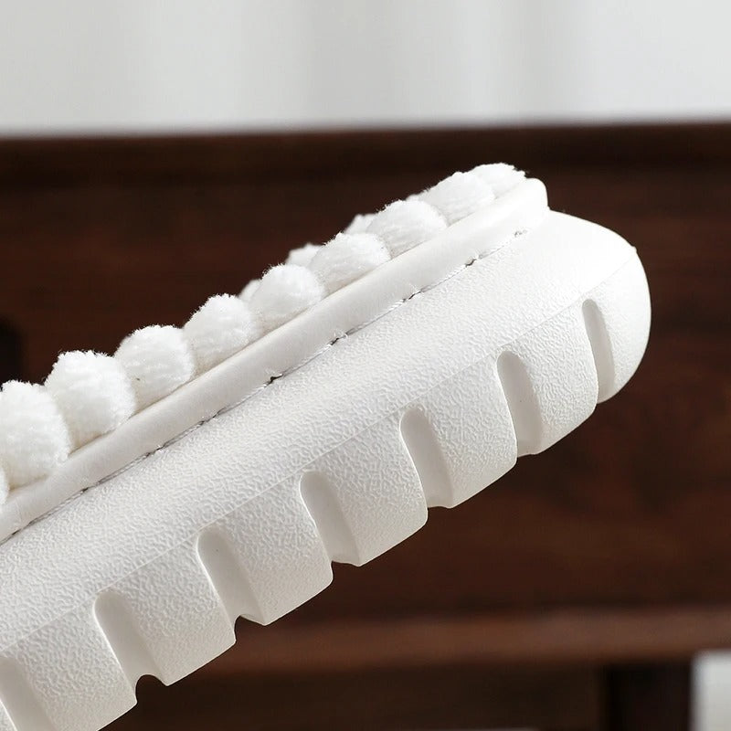 Een paar zwarte Lotte slippers perfect voor natte oppervlakken.