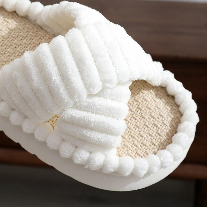 Zachte, ademende slippers geschikt voor badkamergebruik.
