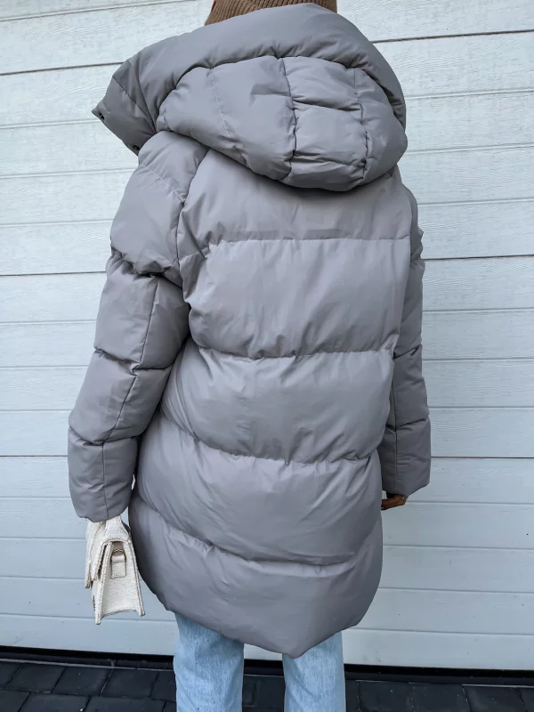 Casual winteroutfit met een lange pufferjas.