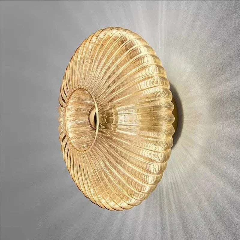 NimbusFlux Decoratieve glas wandlamp perfect voor moderne en klassieke interieurs.
