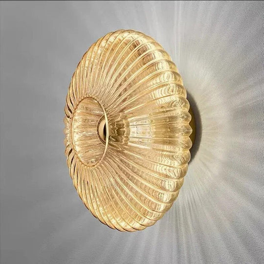 NimbusFlux Decoratieve glas wandlamp perfect voor moderne en klassieke interieurs.
