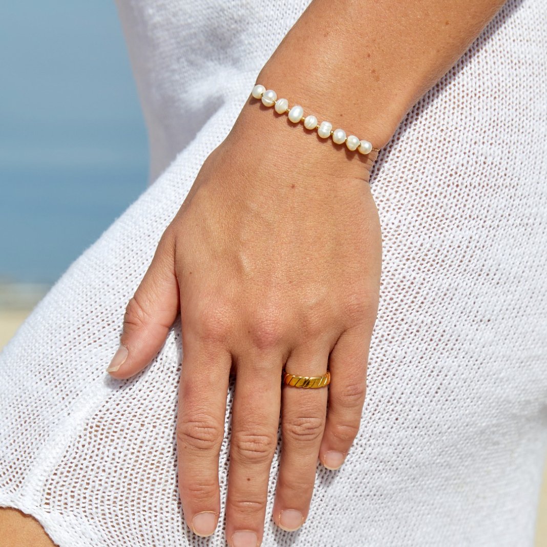 Minimalistische armband met verfijnd ontwerp en tijdloze elegantie.