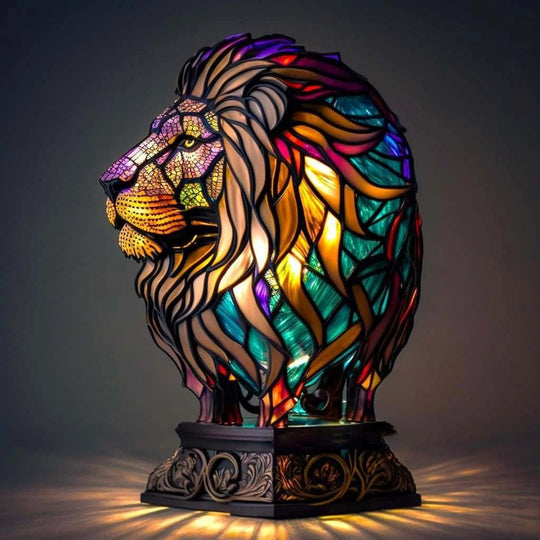Artistieke leeuwenlamp met gedetailleerd glaswerk.