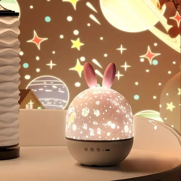 Nachtlampje met sterrenprojectie en schattig design in een donkere kamer.
