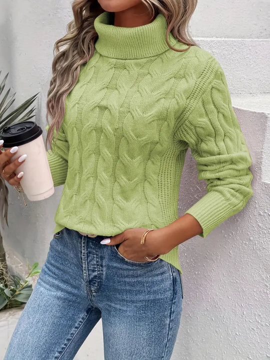 Femke Vrouwelijke warme coltrui met een kabelpatroon en een hoge kraag. De gebreide trui is perfect voor een comfortabele en stijlvolle look tijdens koelere dagen.