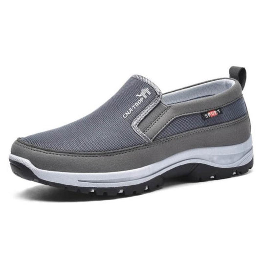 Schoenen gedragen bij een casual outfit in een natuurlijke omgeving.
