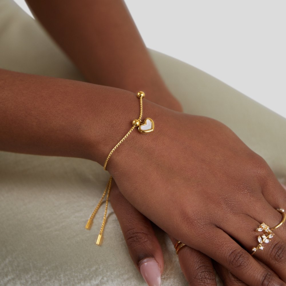 Sanne dames polsaccessoire met een elegant hartdetail, perfect voor een liefdevolle uitstraling.