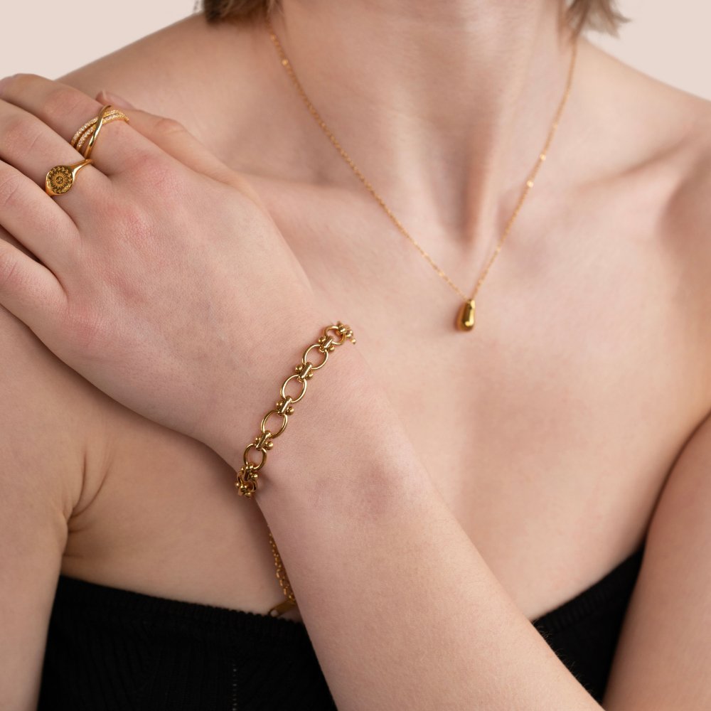 Luxe uitstraling: armband met verfijnde en kleurrijke details.
