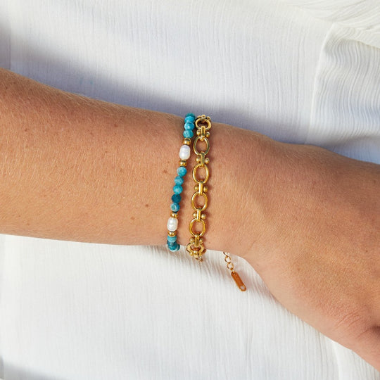 Maak een statement met deze tijdloze armband vol kleurrijke accenten.
