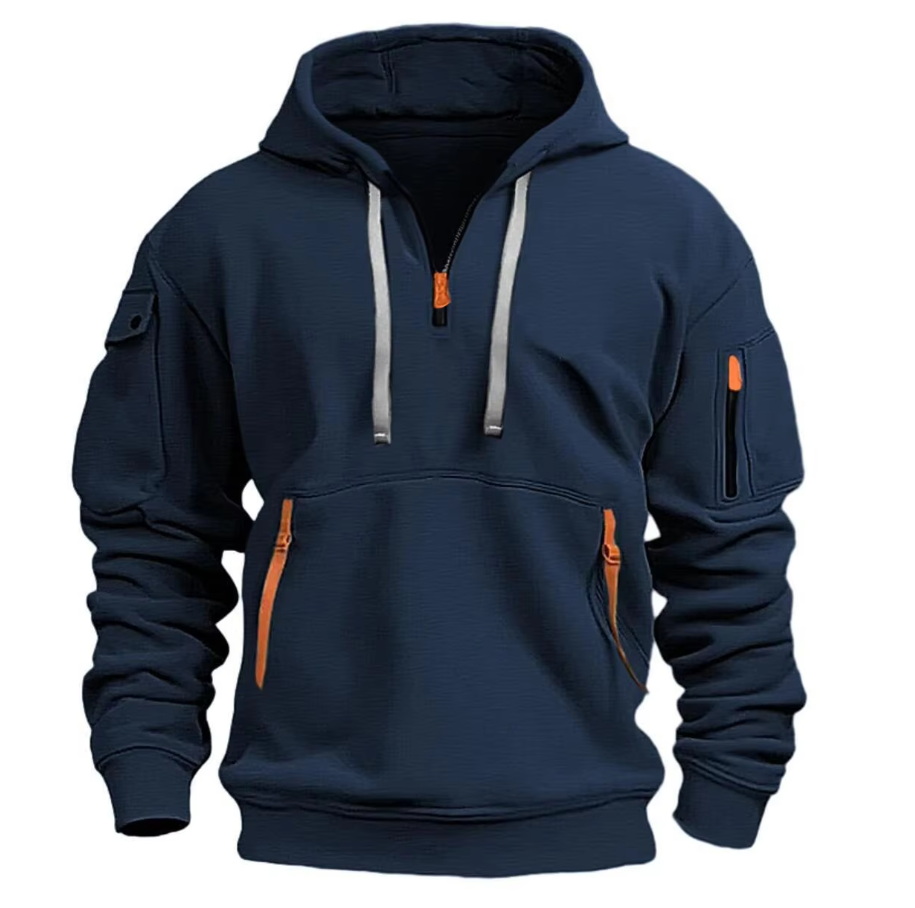 Donkerblauwe hoodie met functionele zakken en een ruime capuchon.
