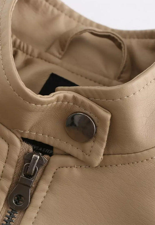 Dames leren bikerjack in een kort model, ideaal voor een stoere en stijlvolle uitstraling.