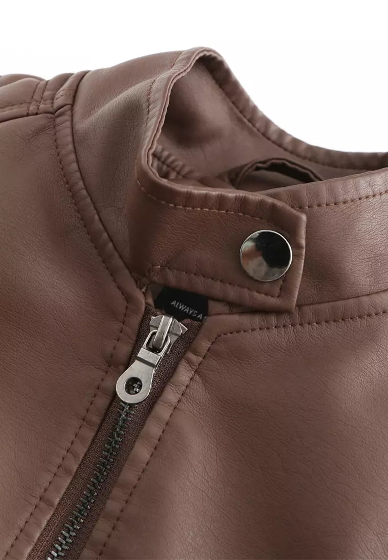 Dames leren bikerjack in een kort model, ideaal voor een stoere en stijlvolle uitstraling.