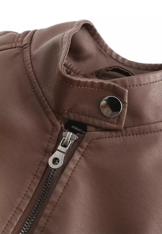 Dames leren bikerjack in een kort model, ideaal voor een stoere en stijlvolle uitstraling.