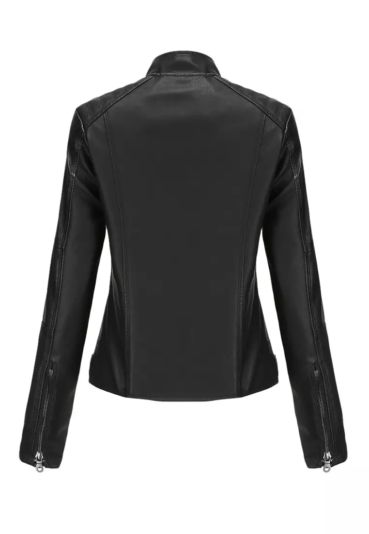 Dames leren bikerjack in een kort model, ideaal voor een stoere en stijlvolle uitstraling.