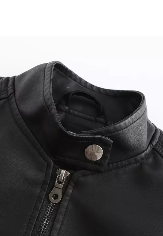 Dames leren bikerjack in een kort model, ideaal voor een stoere en stijlvolle uitstraling.