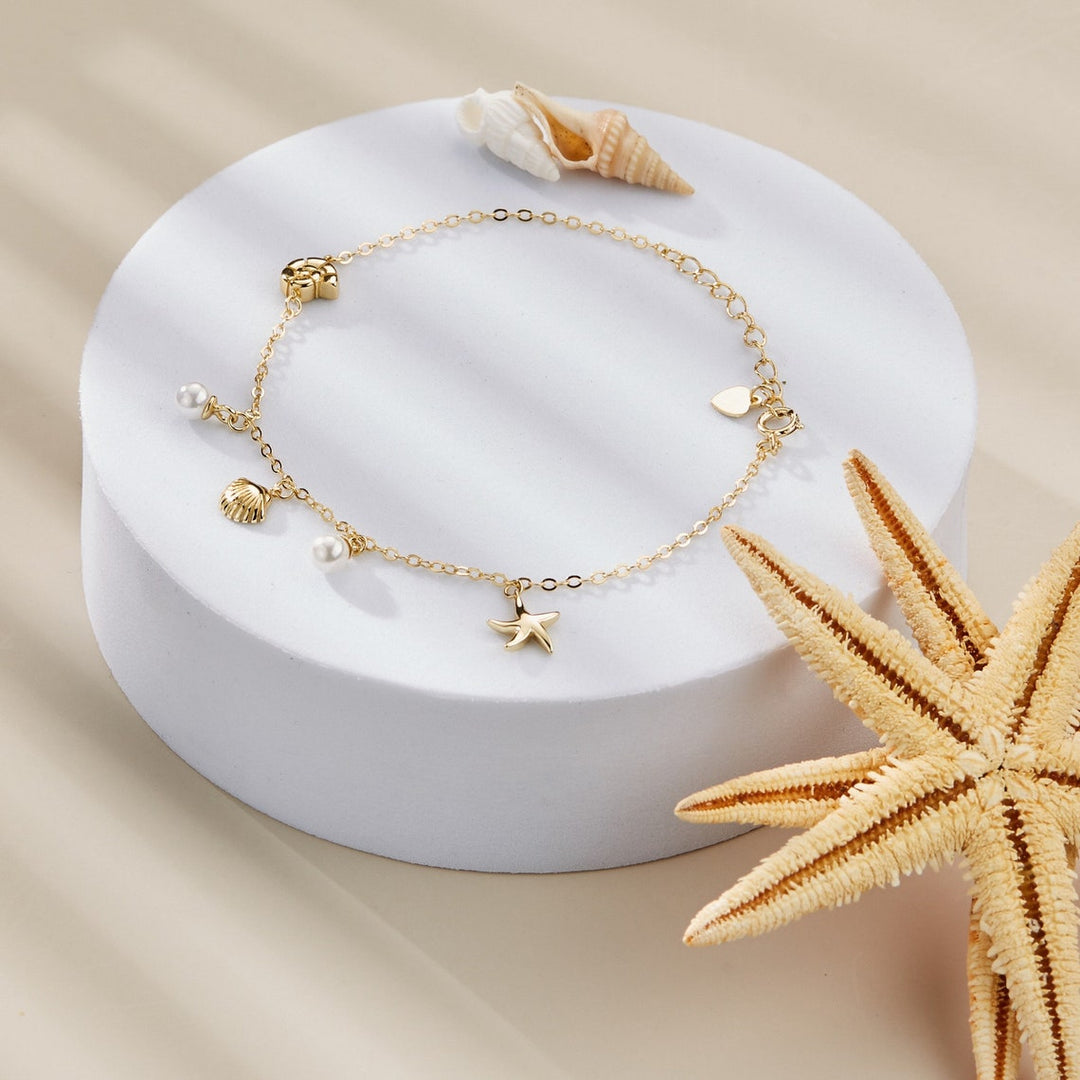 Noor bedelarmband met subtiele en sierlijke bedels, ontworpen voor een verfijnde look.