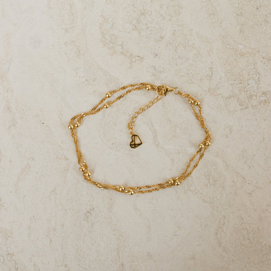 Elegant polssieraad met een dubbele ketting, ideaal voor een minimalistische look.
