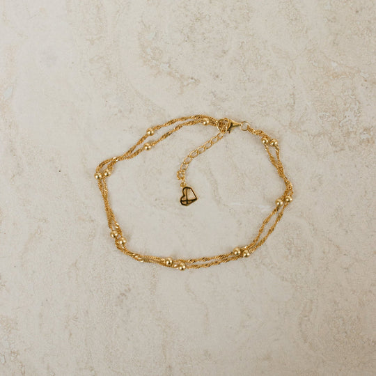 Elegant polssieraad met een dubbele ketting, ideaal voor een minimalistische look.
