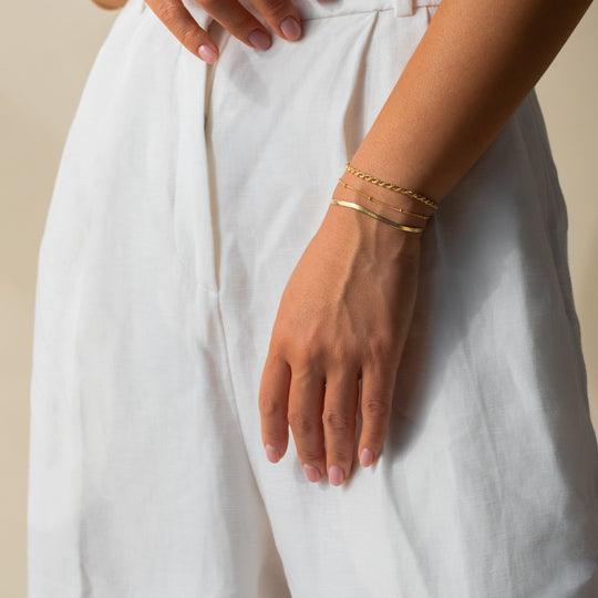 Nina gelaagde sieraden set met meerdere fijne armbanden, ideaal voor een elegante look.