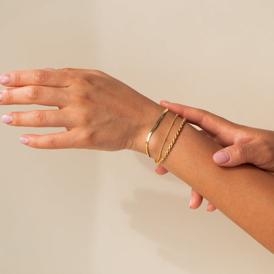 Nina verfijnde gelaagde sieraden die een vleugje elegantie en luxe uitstralen.
