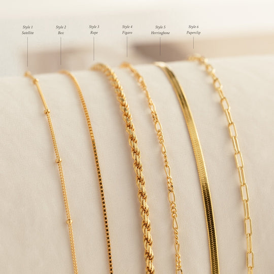 Nina unieke sieraden set met meerdere armbanden, ontworpen voor een stijlvolle en tijdloze uitstraling.