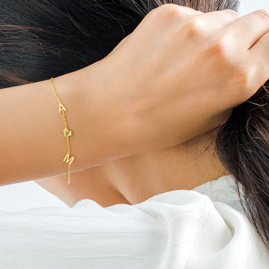 Elegante ketting en armband met initialen, ontworpen voor een persoonlijke touch.
