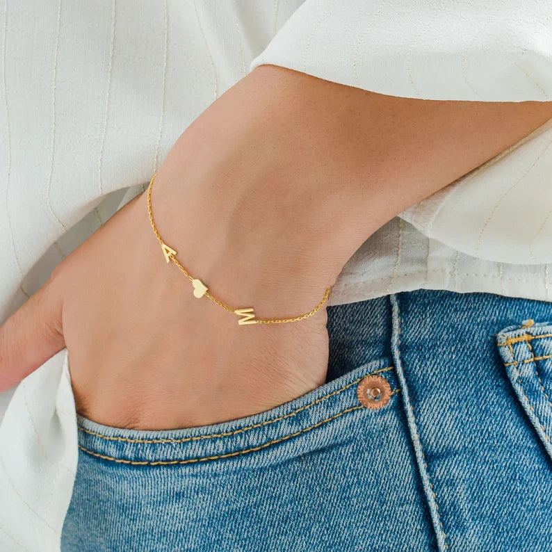 Sieraden set met naamketting en armband, perfect voor dagelijkse elegantie.
