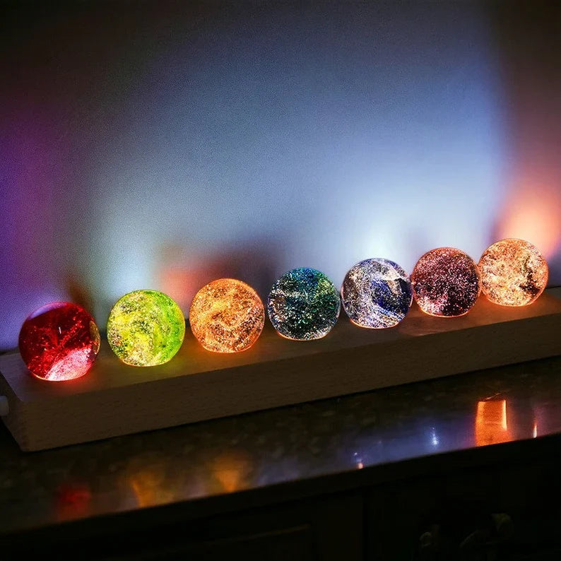Handgeblazen glazen bollen met verfijnde kosmische patronen.
