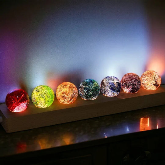 Handgeblazen glazen bollen met verfijnde kosmische patronen.
