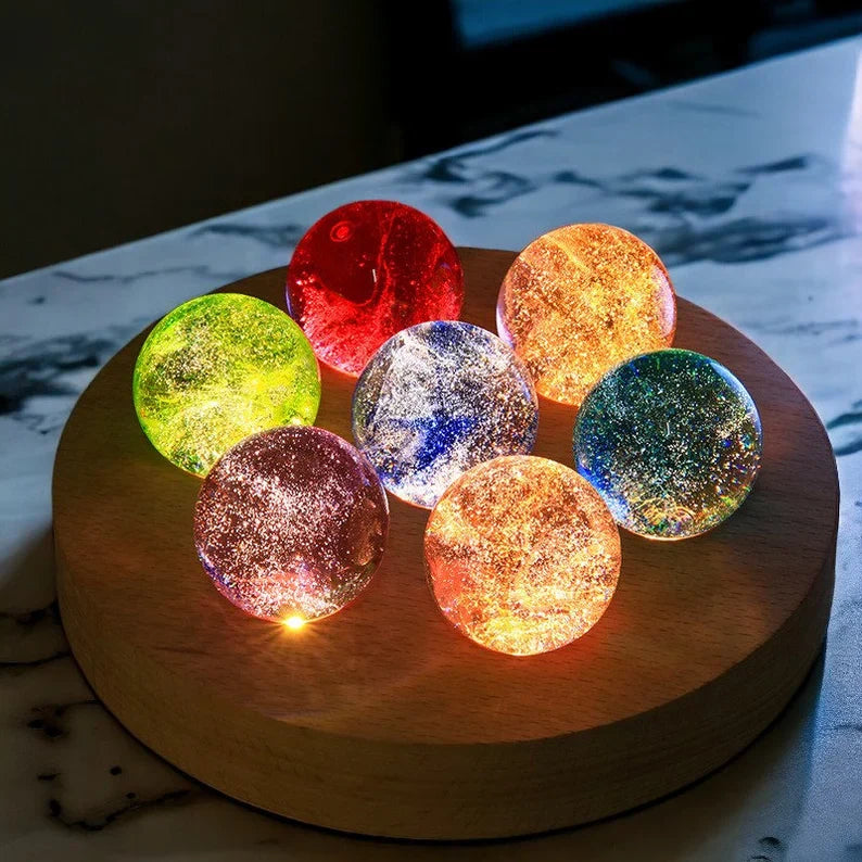 Sprankelende kosmische bollen die een zachte sfeer creëren in een donkere kamer.
