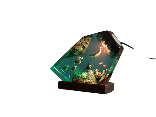 Maris | Lampada artistica in resina marrone con scena subacquea | Marrone