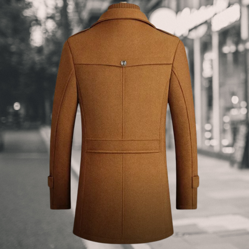 Lange winterjas in camelkleur met stijlvolle knopen en een verfijnde kraag.
