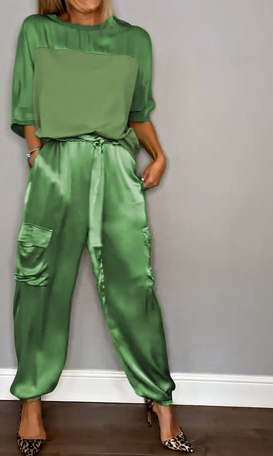 Sophia satijnen set voor dames, een elegante keuze voor een veelzijdige en modieuze garderobe.
