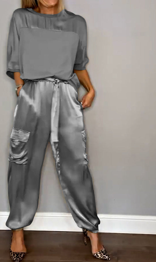 Sophia chic satijnen tweedelige outfit voor dames, ontworpen voor een moderne en stijlvolle uitstraling.
