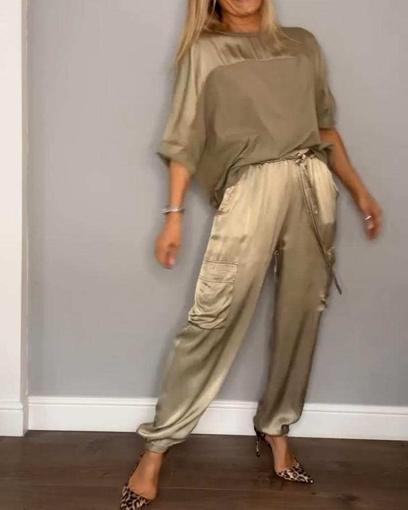 Sophia chic satijnen tweedelige set voor dames, perfect voor een elegante en verfijnde uitstraling.
