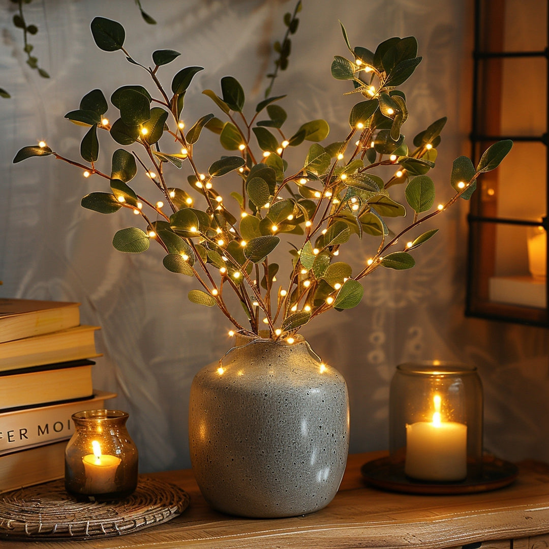Decoratieve sfeerverlichting met LED bloemenlichtjes, verspreid over een vaas met takken voor een warme uitstraling.