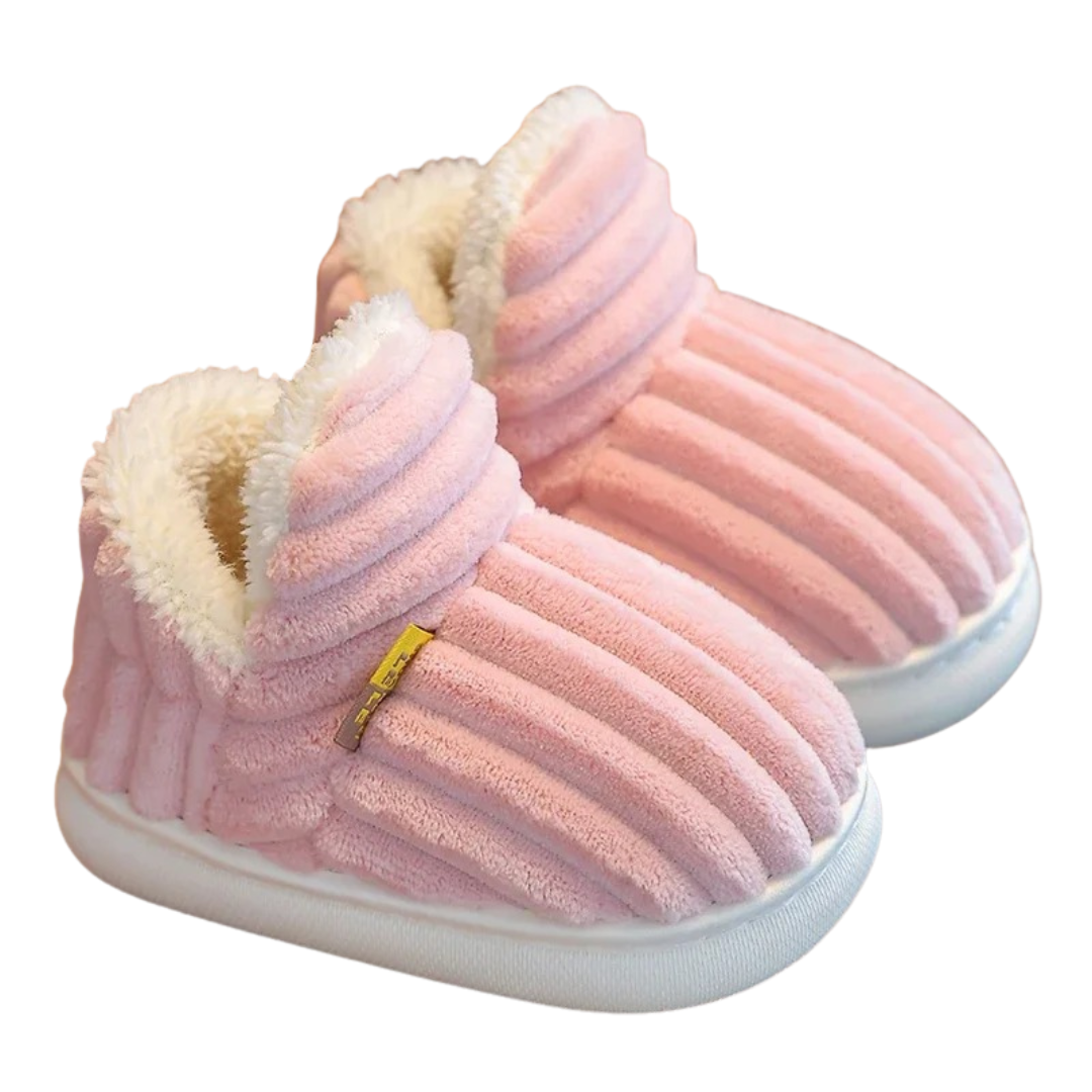 Roze pluche sloffen als ideaal cadeau voor kinderen tijdens de wintermaanden.