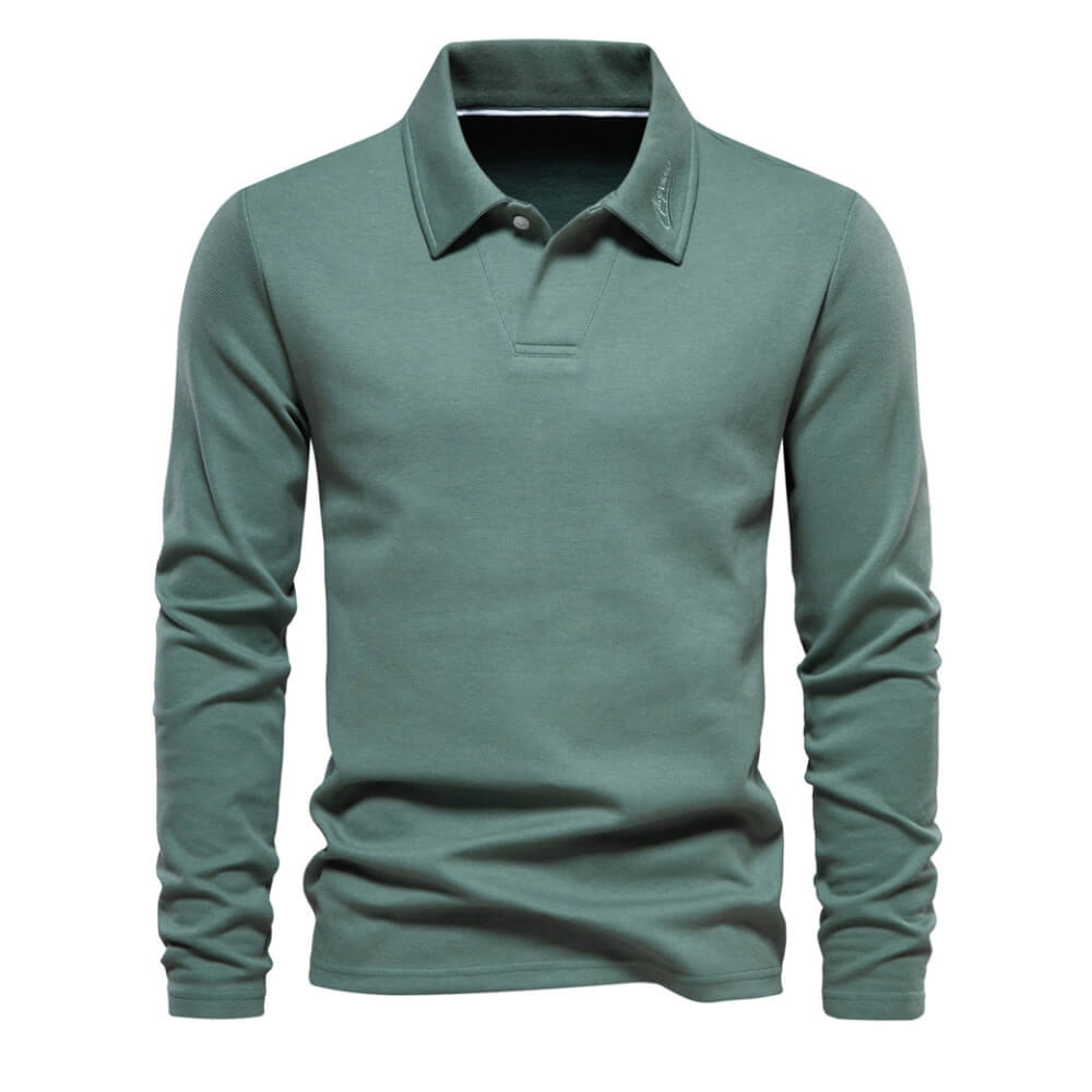 Detail van de knopen en kraag van het poloshirt.
