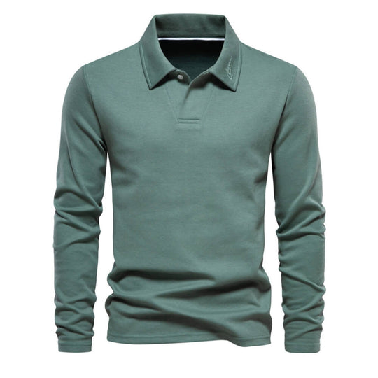 Detail van de knopen en kraag van het poloshirt.
