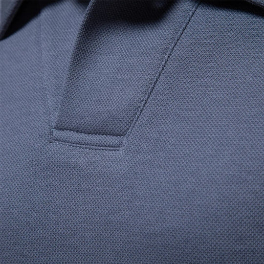 Grijs poloshirt met lange mouwen en een klassieke kraag.
