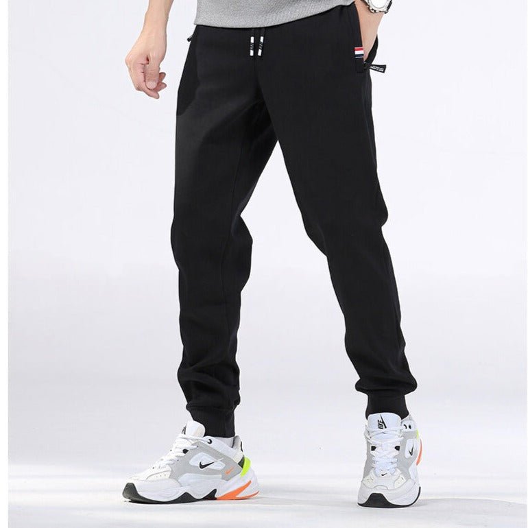 Grijze winter joggingbroek gedragen met sportieve sneakers.
