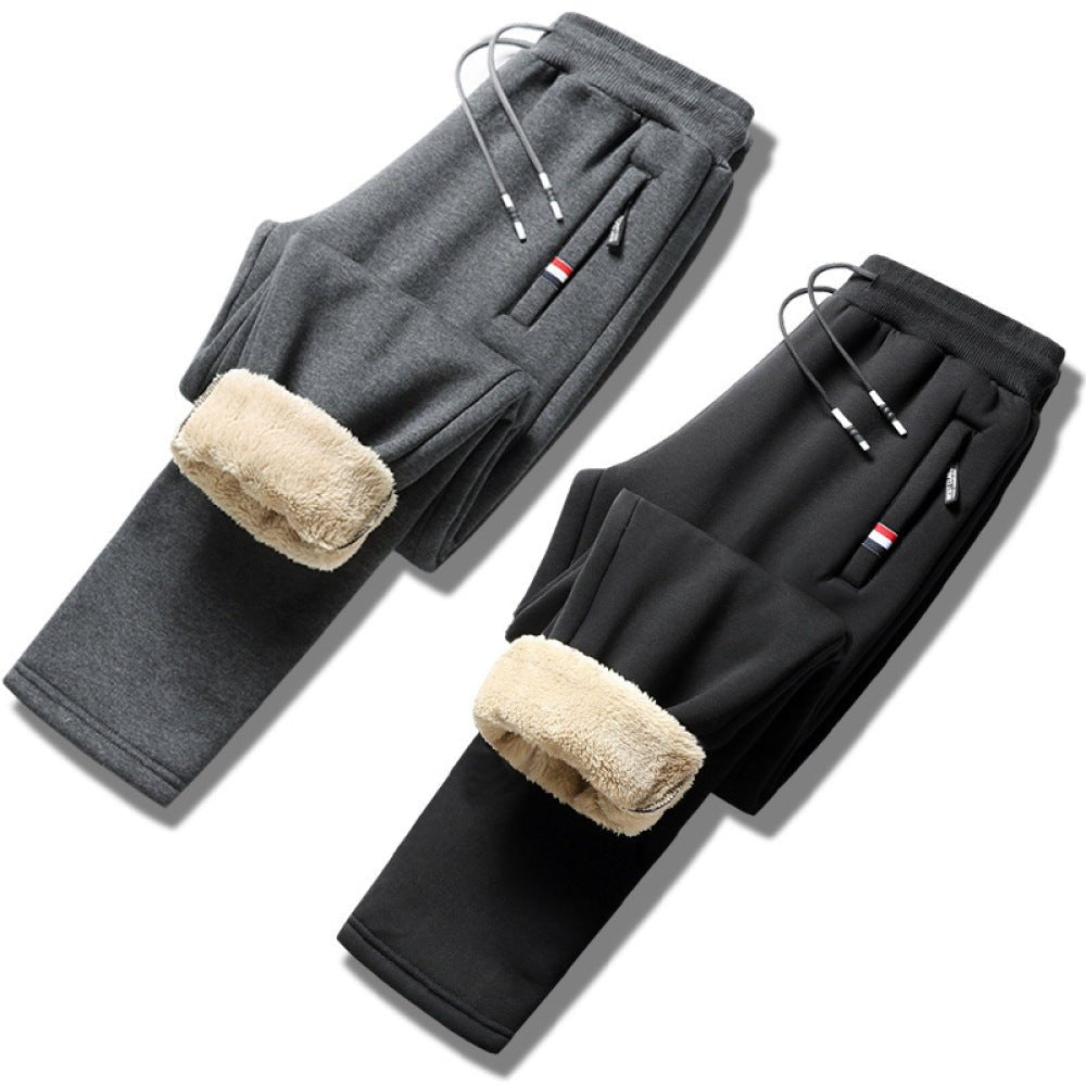 Praktische zakken met rits in focus bij de zwarte joggingbroek.
