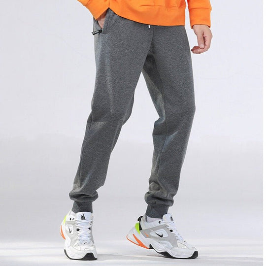 Zwarte joggingbroek met een strakke pasvorm en trekkoord.
