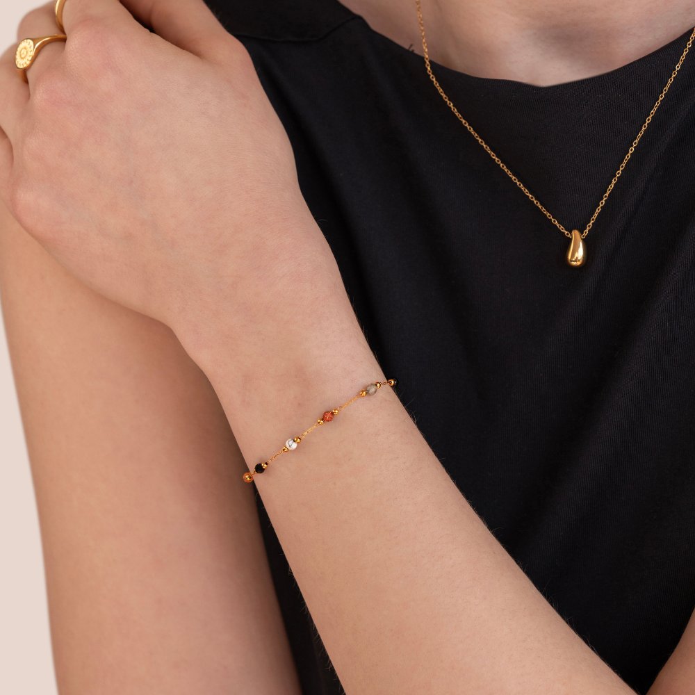 Subtiele elegantie gecombineerd met fijn detail in een minimalistische armband.