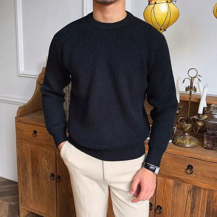 Witte trui gestyled met een donkere broek voor een nette uitstraling.
