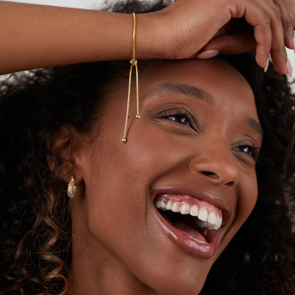 Elegant gouden armband met verstelbaar ontwerp voor een verfijnde uitstraling.
