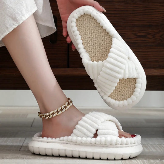 Comfortabele slippers met een stevige zool voor extra veiligheid.