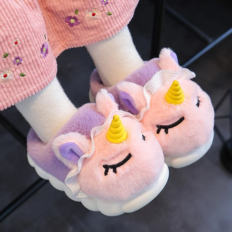Magische kindersloffen met schattige eenhoornhoorn en oortjes.