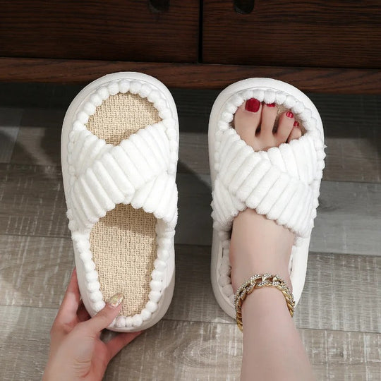Witte slippers met open teen die luchtcirculatie mogelijk maken.