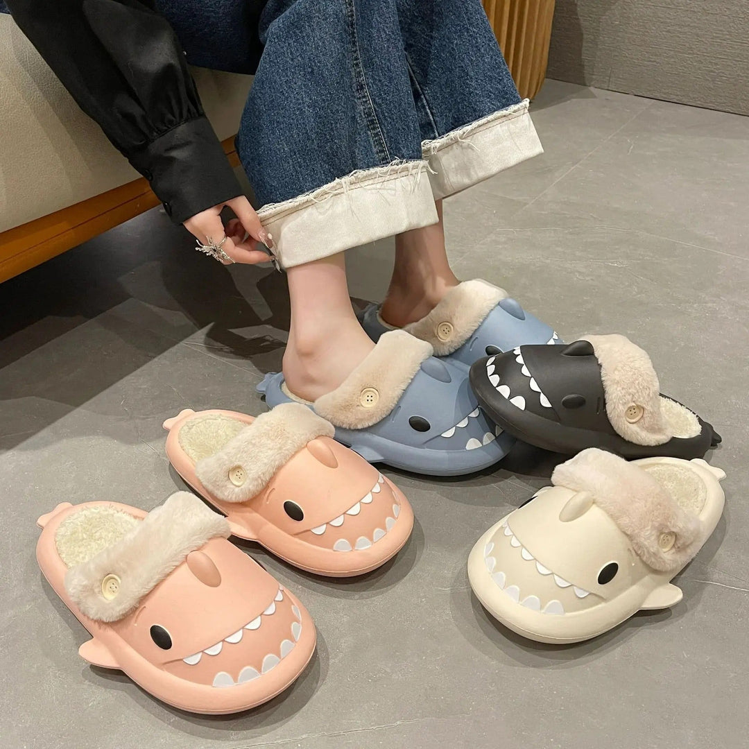 Een paar haai pantoffels met decoratieve tanden en luxe pluche voering.